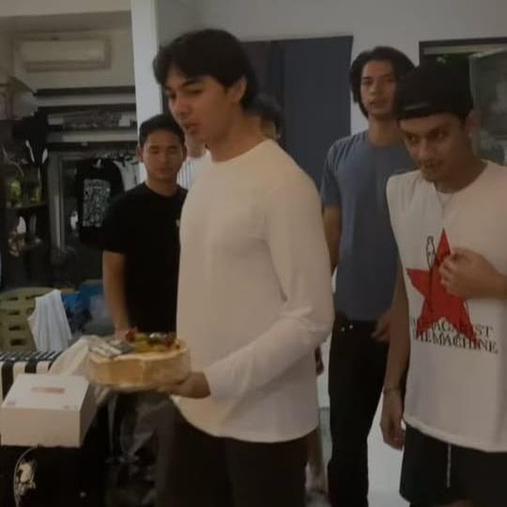 <p>Momen itu dibagikan langsung oleh kedua orang tuanya melalui foto dan video yang diunggah di Instagram Stories mereka. “<em>Surprise surprise </em>(Kejutan kejutan),” tulis sang ayah, dikutip dari laman Instagram<em> @attar.syach,</em> Senin (14/4/2025). (Foto: Instagram@attar.syach)</p>