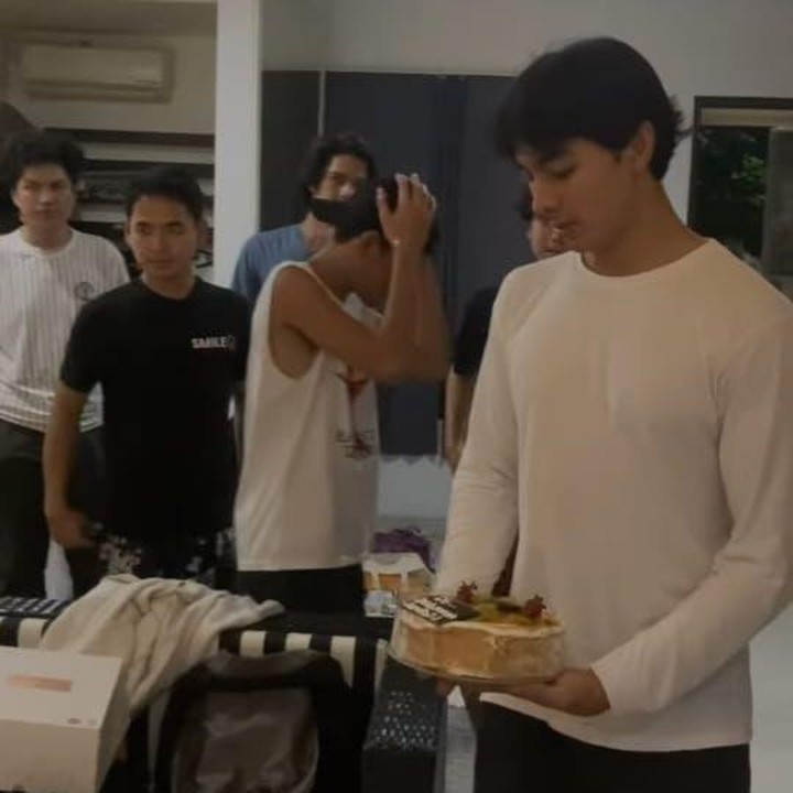 <p>Pemain sinetron Fattah Syach baru saja menginjak usia 20 tahun pada Jumat (11/4/2025). Di hari spesialnya, Fattah mendapat kejutan ulang tahun dari sang ayah, Attar Syach, dan ibunda, Ananda Fatturahman. (Foto: Instagram@attar.syach)</p>