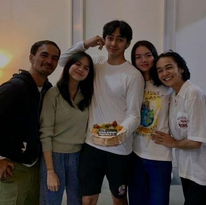 <p>Dalam unggahan tersebut, terlihat sang ayah dan ibunda bersama kedua adik perempuannya memberikan kejutan di lokasi syuting dengan membawa kue ulang tahun yang dilengkapi dengan tulisan, “Cie…Udah masuk kepala 2”. (Foto: Instagram@attar.syach)</p>