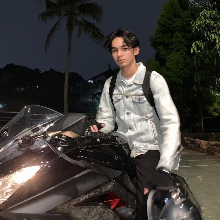 <p>Fattah sendiri mengikuti jejak kedua orang tuanya terjun ke dunia hiburan. Ia pertama kali mengawali karier tersebut sebagai presenter dalam sebuah program TV pada 2022. (Foto: Instagram@fattasyach)</p>