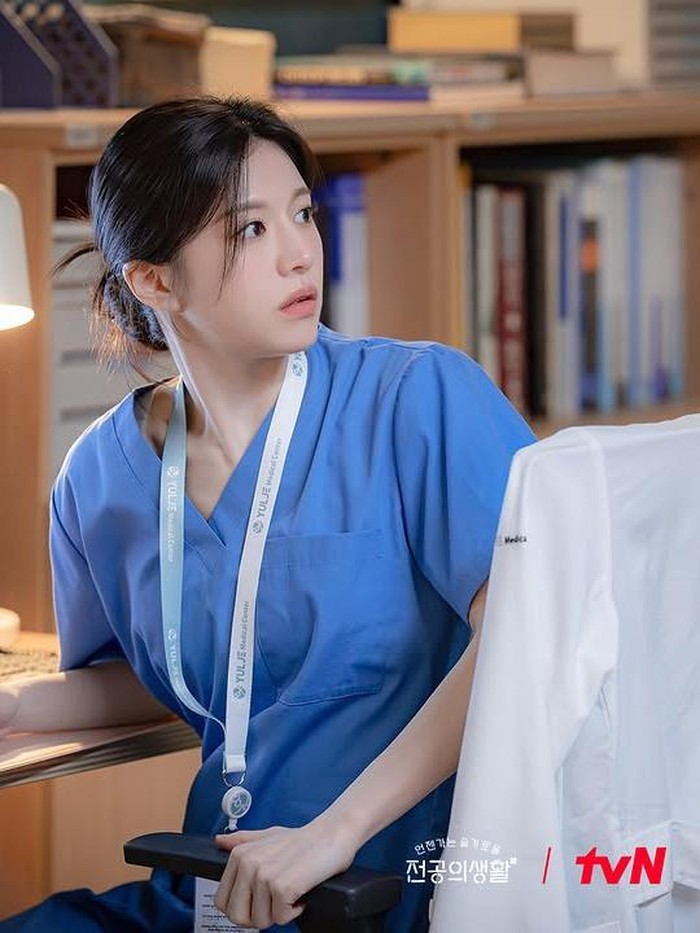 Melalui drama Korea ini, Go Yoon Jung bertransformasi menjadi residen tahun pertama bernama Oh Yi Young di rumah sakit Yulje cabang Jongno./ Foto: tvN