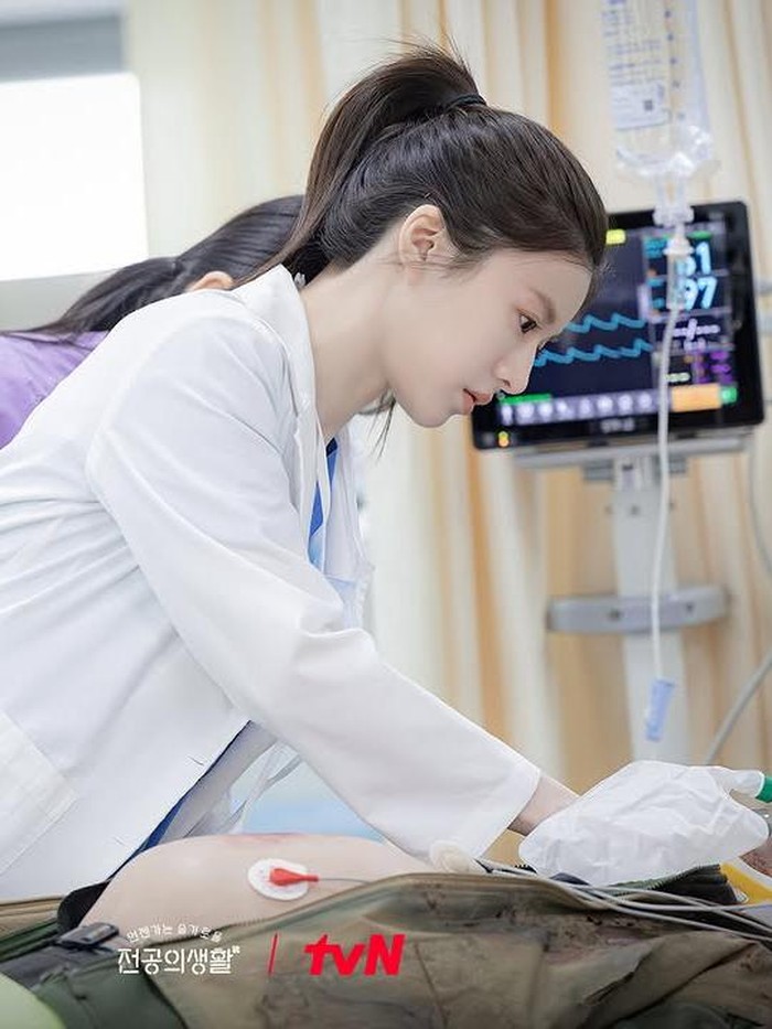 Meskipun masih menjadi residen tahun pertama dan kerap ingin 'kabur', Oh Yi Young sebagian besar melakukan semua tugas yang diarahkan dokter-dokter senior untuknya./ Foto: tvN