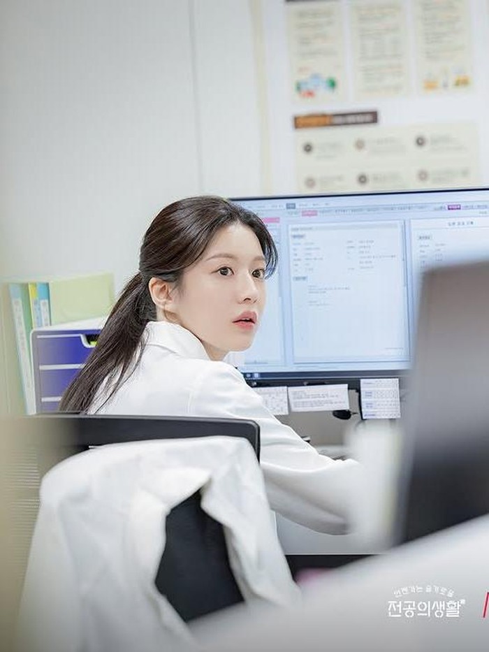 Untuk kamu yang ingin menyaksikan penampilan Go Yoon Jung di Resident Playbook, drama Korea ini bisa kamu tonton di Netflix, ya!/ Foto: tvN