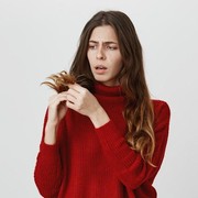 Hindari! 5 Kesalahan Keramas yang Diam-diam Bikin Rambut Rontok