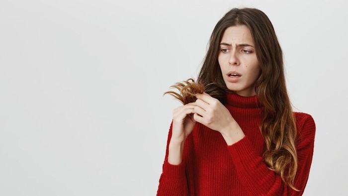 img-title Hindari! 5 Kesalahan Keramas yang Diam-diam Bikin Rambut Rontok