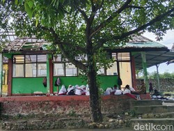 Kelas Rusak Sejak Gempa 2018, Siswa di Lombok Timur Belajar di Bawah Pohon