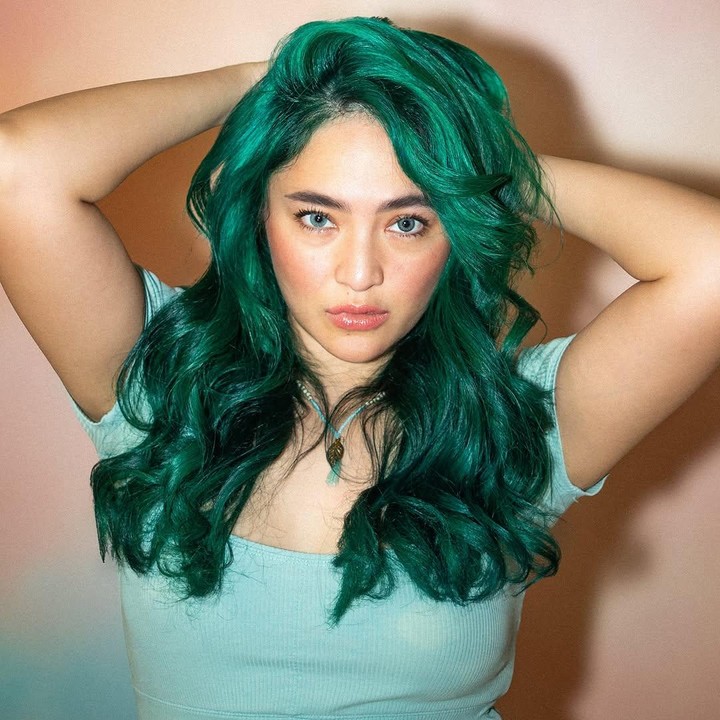 <p><em>Postingan</em> itu pun langsung mendapat atensi netizen yang terpukau dengan model rambutnya. “Bagus jadi pengen warnain ijo,” tulis akun <em>@verof****.</em> “Warna rambut apa aja di kaka chaca tetap bagus terus,” tulis akun <em>@ruang.keki****. </em>(Foto: Instagram@marshanda99)</p>