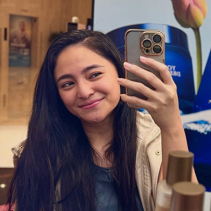 <p>Hal tersebut diketahui langsung melalui beberapa foto yang diunggah di akun Instagram pribadi Bunda satu anak ini. Ia diketahui memilih gaya rambut <em>curly</em> dengan warna hijau. (Foto: Instagram@marshanda99)</p>