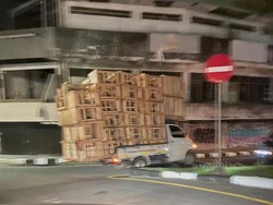 Ngerinya Pikap di Banjarmasin: Sudah Bermuatan Berlebih, Lawan Arus Pula