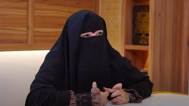 img-title Kisah Peggy Melati Sukma Dilempar Kaleng Bir-Hampir Ditabrak Mobil Saat Dakwah di Luar Negeri