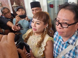 Jan Hwa Diana Enggan Komentar Eks Karyawan Polisikan Penahanan Ijazah