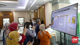 FOTO: Berbondong-bondong Warga Beli Emas Meski Harga Nyaris Rp2 Juta
