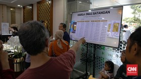 Antrean Mengular Para Pemburu Emas: Rela Datang dari Subuh