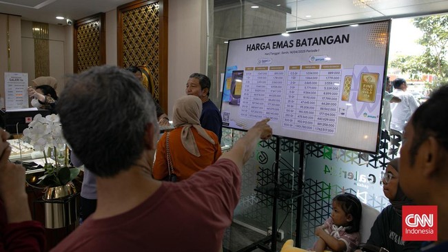 Tren membeli emas meningkat tajam. Para pembeli rela berkeliling butik Antam untuk mendapatkan logam mulia, bahkan rela antre sejak subuh.