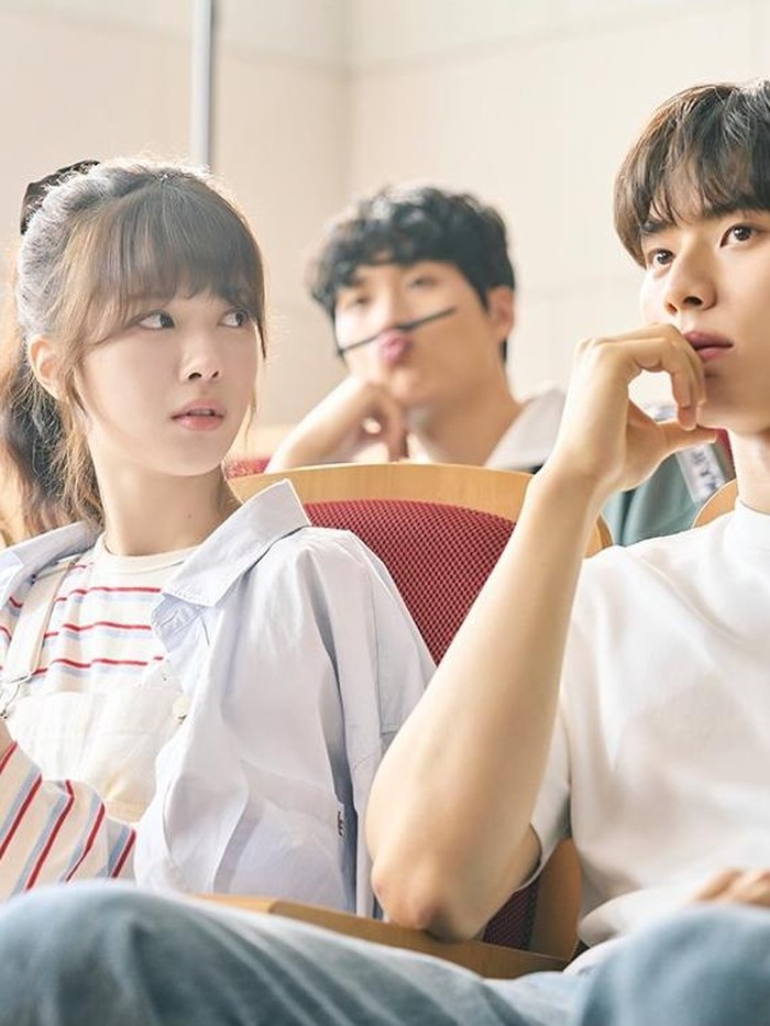 Roh Jeong Eui dan Lee Chae Min dalam drama Crushology 101/ Foto: Soompi.com