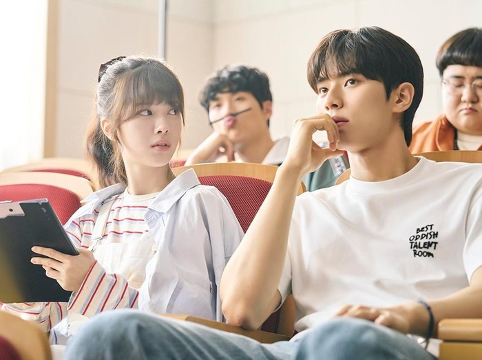 Roh Jeong Eui dan Lee Chae Min dalam drama Crushology 101/ Foto: Soompi.com