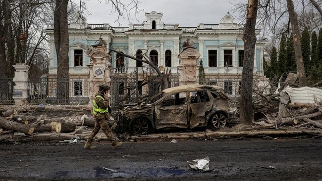 Drone Rusia Gempur Ukraina kala Trump-Putin Gagal Deal soal Gencatan Rusia melancarkan serangan 85 drone ke wilayah Ukraina yang berlangsung kala Presiden Amerika Serikat Donald Trump bertemu dengan Presiden Vladimir Putin.