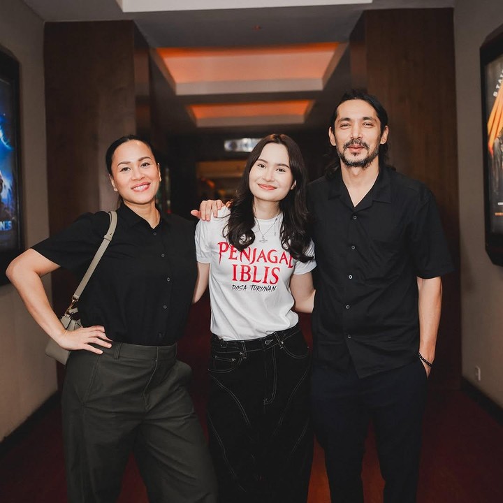 <p>Keputusan Satine terjun ke dunia akting didukung oleh sang ayah. Baru-baru ini, Abimana terlihat datang ke <em>premiere</em> film terbaru sang putri yang berjudul <em>Pengepungan Di Bukit Duri.</em> (Foto: Instagram @satinezaneta/ @abimana_arya)</p>
