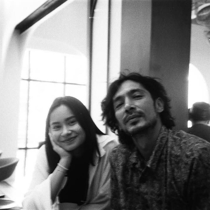<p>Selain jago akting, Satine juga memiliki suara yang merdu lho. Perempuan kelahiran Jakarta ini pernah merilis lagu dan album sebelum debut akting. (Foto: Instagram @satinezaneta/ @abimana_arya)</p>