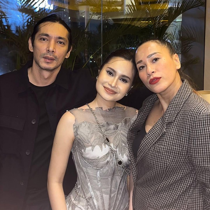 <p>Di dunia pakerjaan, Satine memiliki manajer yang sama dengan ayahnya, yakni sang ibunda, Inong Ayu. Keluarga tampaknya menjadi prioritas utama bagi Satine dan ayahnya yang sama-sama berprofesi sebagai aktor. (Foto: Instagram @satinezaneta/ @abimana_arya)</p>