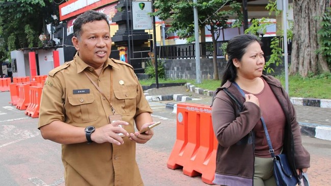 Korban dugaan penahanan ijazah oleh perusahaan UD Sentoso Seal di Surabaya, Nila Handiani, resmi melapor ke Mapolres Pelabuhan Tanjung Perak, Surabaya.