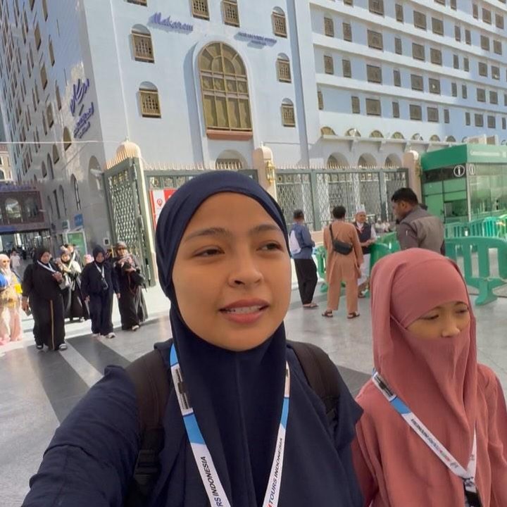 <p>Melalui unggahan di Instagram, Tantri membagikan momen haru saat berada di Masjid Nabawi, Madinah, Arab Saudi. Perempuan 35 tahun ini menunjukkan suasana di Madinah yang cukup ramai di siang hari. (Foto: Instagram @tantrisyalindri)</p>