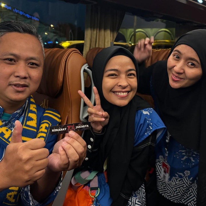 <p>Selain menunaikan umrah bersama keluarga, Tantri juga pergi ke Tanah Suci bersama anggota Kotak lainnya, yakni Swasti Sabdastantri atau akrab disapa Chua. Tantri turut membagikan momen saat bersama sahabatnya itu di media sosial. (Foto: Instagram @tantrisyalindri)</p>