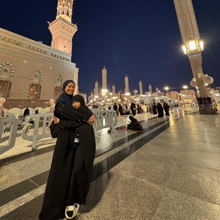 <p>Tantri dan suaminya Arda menunaikan ibadah haji pada pertengahan tahun 2024. Belum setahun ke Tanah Suci, Tantri dan suami kembali datang ke Tanah Suci bersama keluarganya. "Haji tahun lalu salah satu doa saya dan Panda di Arafah adalah membawa keluarga kecil kami untuk bisa ibadah Umroh dan Haji bersama-sama. Ternyata doa ini dikabulkan lebih cepat, belum genap 1 tahun, Allah izinkan kami kembali menjadi tamuNya. Membawa anak-anak kami untuk bisa belajar, berdoa dan memiliki pengalaman yang luar biasa di tanah suci. <em>Alhamdulillah</em>," tulis Tantri di Instgram. (Foto: Instagram @tantrisyalindri)</p>