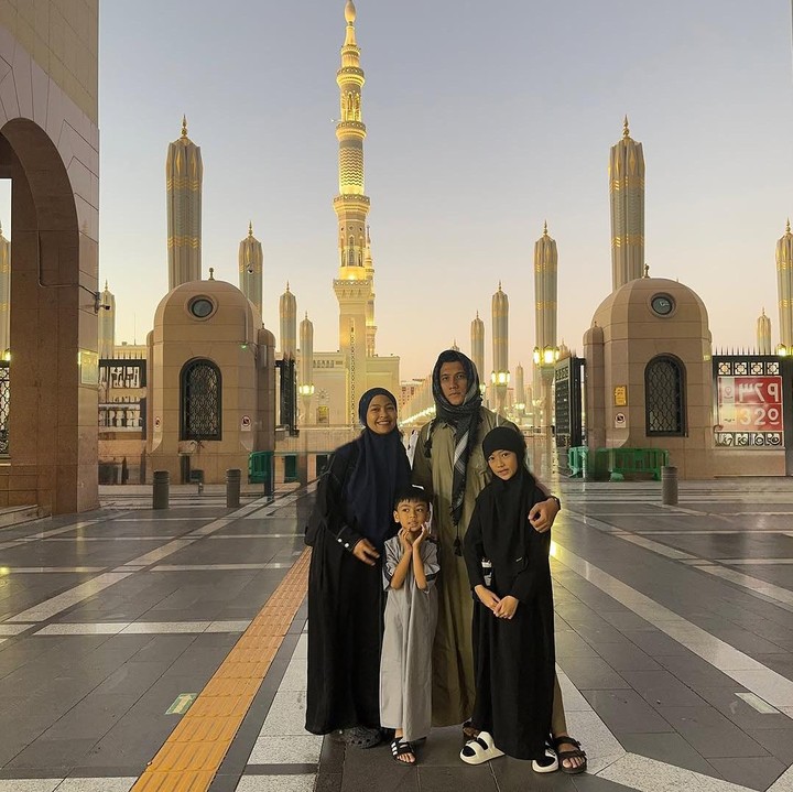<p>Vokalis grup band Kotak, Tantri, Tantri Syalindri, memutuskan untuk menunaikan ibadah umrah di Tanah Suci setelah Lebaran. Kali ini, Tantri pergi ke Tanah Suci bersama suami dan kedua anaknya, Bunda. (Foto: Instagram @tantrisyalindri)</p>