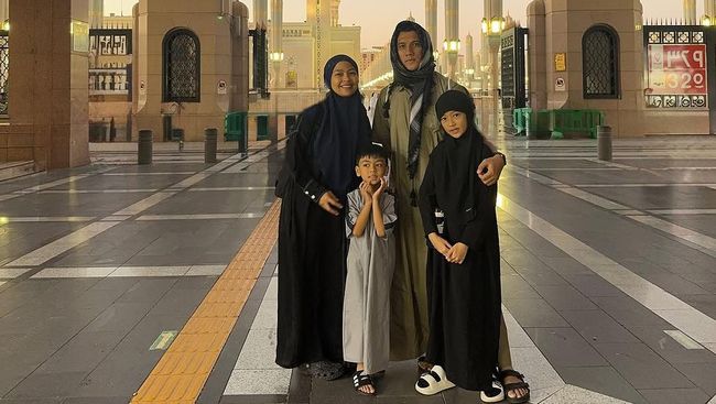 Momen Haru Tantri Kotak Bisa Umrah Bareng Anak dan Suami, Simak 7 Potretnya