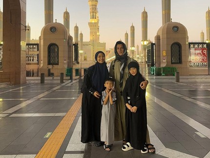 Momen Haru Tantri 'Kotak' Bisa Umrah Bareng Anak dan Suami, Simak 7 Potretnya