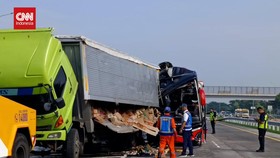 VIDEO: Supir Bus Tewas Usai Tabrak Truk Trailer di Tol Gempol Pasuruan