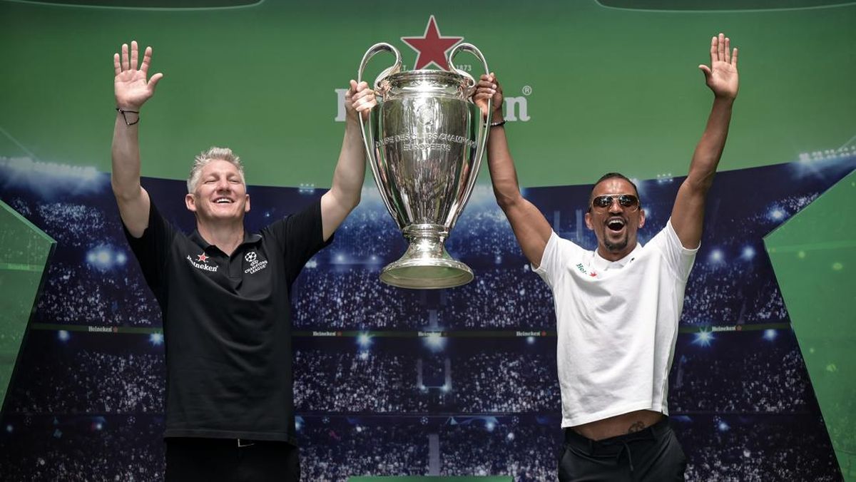 FOTO: Nani dan Schweinsteiger Pamerkan Trofi Liga Champions di Jakarta