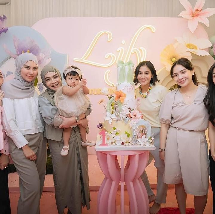 <p>Momen ini dibagikan langsung oleh Raffi dan Gigi melalui laman Instagram-nya. Dalam potretnya, terlihat Lily mendapatkan kue ulang tahun besar yang didekorasi dengan tema bunga. (Foto: Instagram: @raffinagita1717)</p>