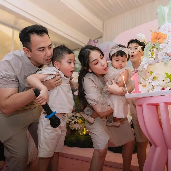 <p>Melalui kolom keterangan, Raffi dan Gigi memberikan ucapan ulang tahun mengharukan untuk sang putri. Keduanya pun berdoa agar Lily tumbuh menjadi anak yang selalu diberikan keberkahan. (Foto: Instagram: @raffinagita1717)</p>