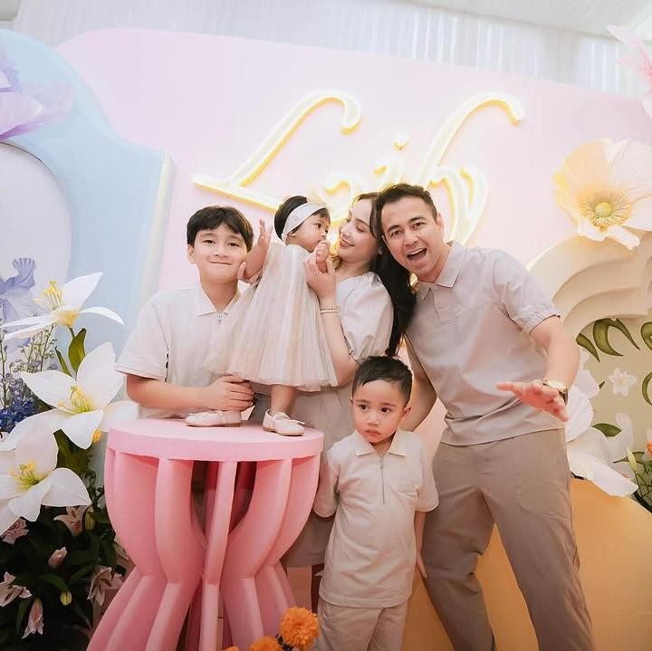 <p>Lily sendiri tampak cantik mengenakan <em>dress</em> warna <em>beige</em> lengkap dengan sepatu putih. Gayanya terlihat semakin menggemaskan dengan bando di kepala. (Foto: Instagram: @raffinagita1717)</p>