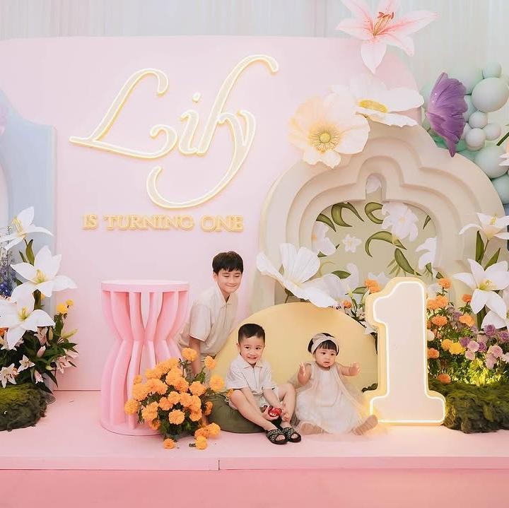 <p>Banyak netizen yang terharu dengan perayaan ulang tahun Lily, Bunda. Mereka pun turut mendoakan agar Lily tumbuh menjadi anak yang salihah, sehat, dan selalu berbahagia. (Foto: Instagram: @raffinagita1717)</p>