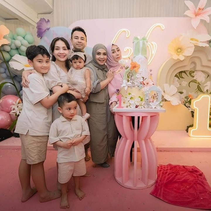 <p>"Dear Lily, putriku sayang. Hari ini, satu tahun yang penuh cita dan keajaiban telah berlalu sejak kehadiranmu, Nak. Doa kami tidak henti untukmu. Semoga langkahmu selalu dalam lindungan-Nya, hatimu tumbuh penuh kasih, dan hidupmu dipenuhi keberkahan. Kami bersyukur di hari spesial ini, kita semua bersama AaFathar, Aajjahe, Mama, Papa, dan Nenek/Tieta, dalam pelukan hangat keluarga, merayakan cinta yang tidak ternilai. Selamat ulang tahun, putri kecil kami. Terima kasih untuk semua yang sudah hadir dalam acara syukuran di umah kami di Andara untuk Lily," ungkapnya. (Foto: Instagram: @raffinagita1717)</p>