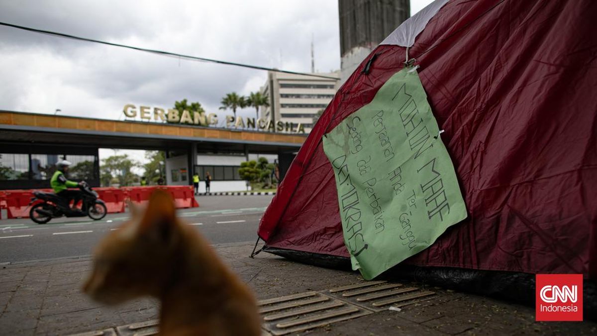 FOTO: Aksi Kamping Tolak UU TNI di Gedung DPR