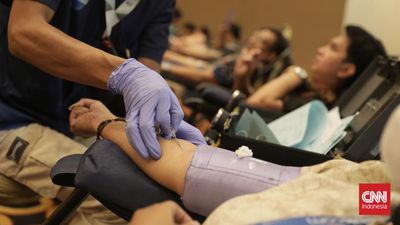 Sejumlah karyawan mendonorkan darah serta memeriksa kesehatan dalam rangka HUT 56 Tahun Bank Mega di Auditorium Menara Bank Mega, Jakarta, Selasa, 15 April 2025. Aksi Sehat Bersama selain donor darah 
