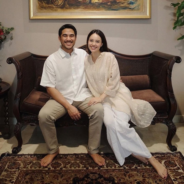 <p>Anggika dan suami pertama kali mengumumkan kabar kehamilan pertama ini pada pertengahan bulan Februari 2025. Perempuan 29 tahun ini membagikan potret kebersamaannya dengan sang suami dan foto hasil USG kehamilannya ke publik. "<em>So much love wrapped around our little one</em>," tulisnya dalam unggahan tersebut. (Foto: Instagram @anggikabolsterli)</p>