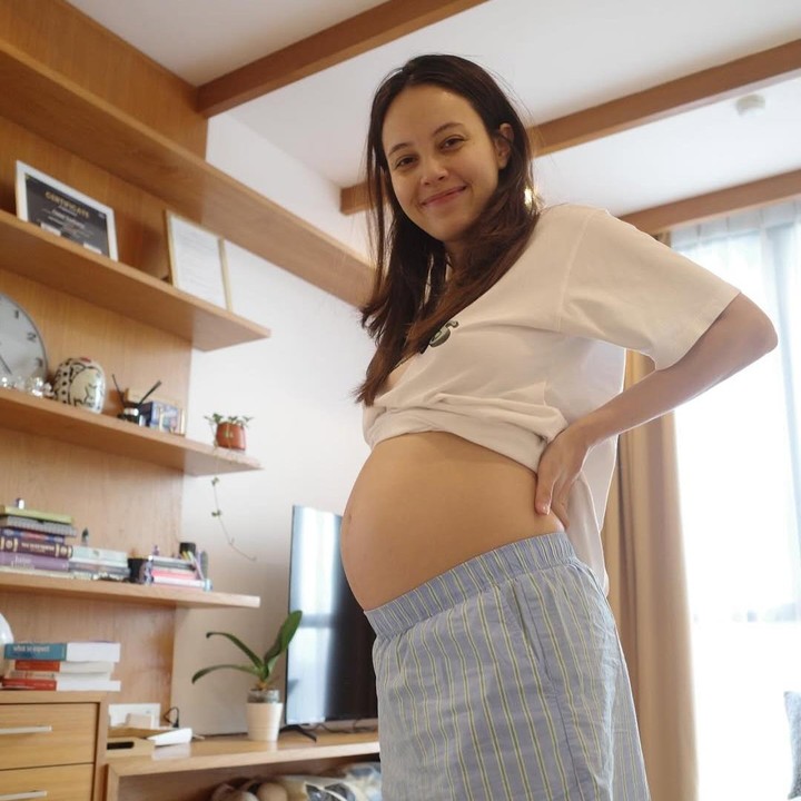 <p>Baru-baru ini, Anggika kembali memamerkan <em>baby bump</em> kehamilannya yang sudah cukup besar. Dalam <em>postingan</em> ini, Anggika terlihat mengenakan pakaian santai dan tampil tanpa riasan. Saat ini, usia kehamilan Anggika sudah masuk trimester kedua, Bunda. Baby bump yang mulai terlihat nampak gemas, Bunda. (Foto: Instagram @anggikabolsterli)</p>