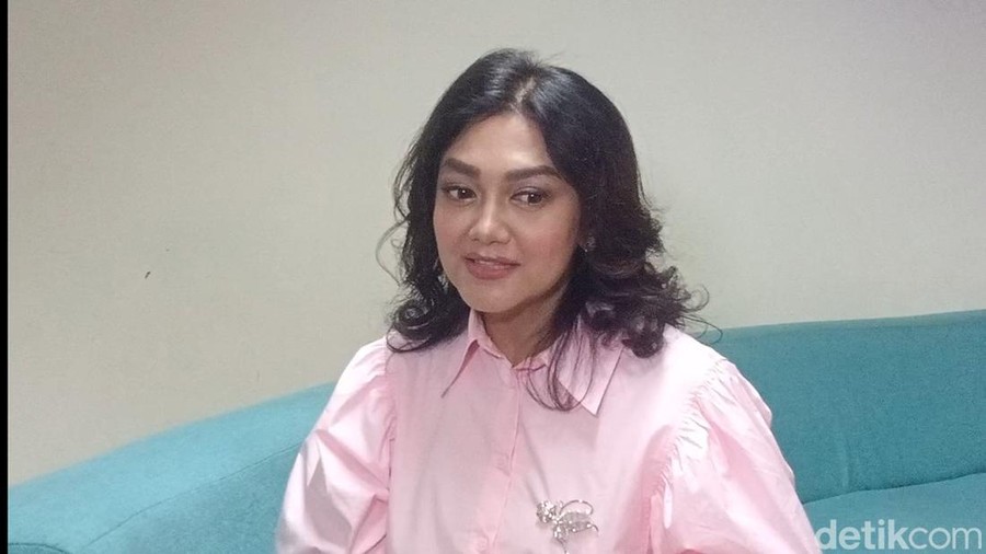 Bella Saphira Bella Saphira saat ditemui di kawasan Trans TV.