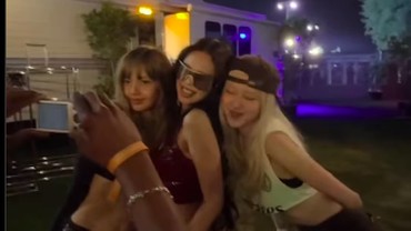 img-title Momen Keseruan Rose dan Lisa Nonton Jennie BLACKPINK Tampil di Coachella 2025
