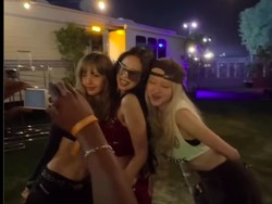 Momen Keseruan Rose dan Lisa Nonton Jennie BLACKPINK Tampil di Coachella 2025