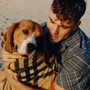 img-title Berlayar Bersama Burberry, Film 'Wish You Were Here' Tampilkan Koleksi Terbaru untuk Musim Panas