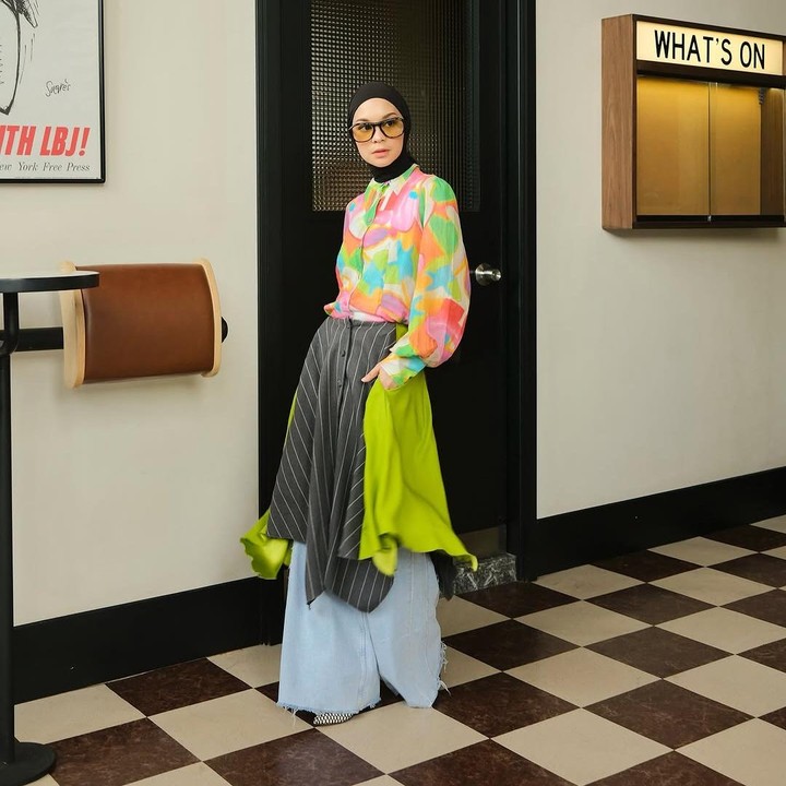 <p>Gaya <em>clothes over jeans</em> juga bisa diterapkan pada <em>style</em> hijab, Bunda. Bunda seleb Tantri Namirah berhasil padu padan kemeja warna-warni dengan <em>jeans</em> kulot dan jilbab hitam. Istri aktor Haykal Kamil ini bahkan menambahkan <em>refashioning</em> kemeja menjadi rok untuk menyempurnakan gayanya. (Foto: Instagram @tantrinamirah)</p>