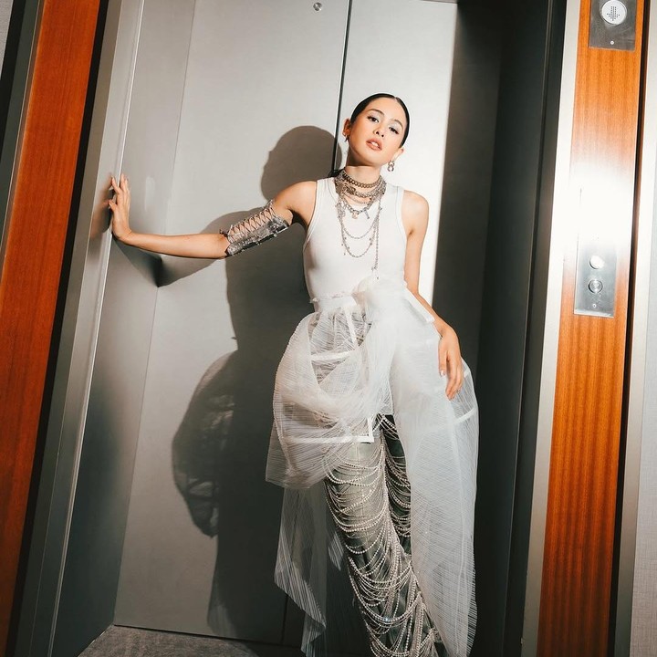 <p>Beberapa waktu lalu, aktris dan penyanyi Maudy Ayunda sempat memamerkan gaya stylish-nya mengenakan <em>dress over jean</em>s. Istri Jesse Choi ini terlihat anggun mengenakan dress putih dengan celana <em>jeans</em> abu-abu. Maudy melengkapi gayanya dengan mengenakan aksesoris warna abu-abu atau perak. (Foto: Instagram @maudyayunda)</p>