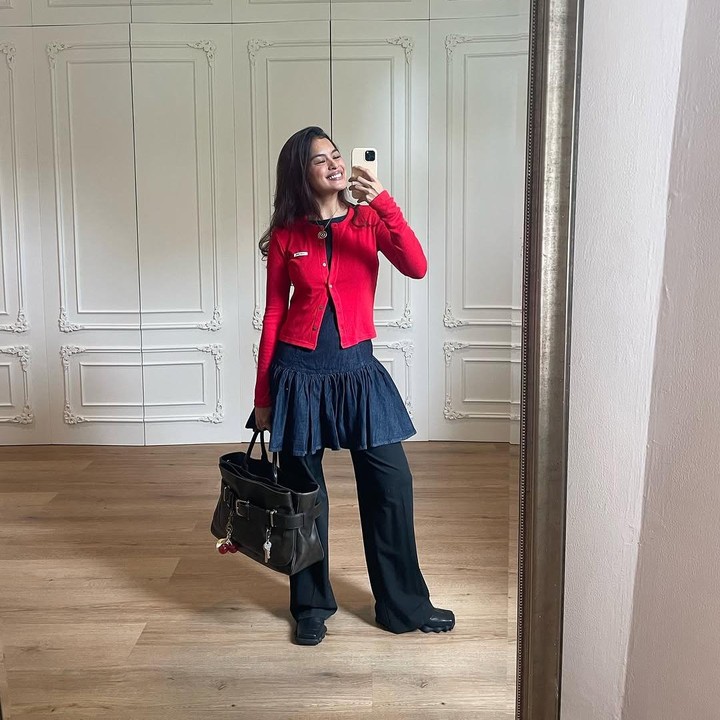 <p>Penyanyi Eva Celia berhasil padu padan <em>layering outfit mini dress jeans biru</em> dengan celana bahan hitam. Anak dari Sophia Latjuba ini memadukan penampilannya dengan jaket merah terang. Pilihan warna pakaian Eva ini memang cukup kontras, namun tetap terlihat <em>stylish</em> saat disatukan. (Foto: Instagram @evacelia)</p>