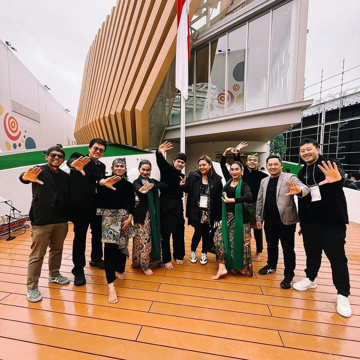 <p>"Dan di sini ada Iko Uwais dan tim. Dia juga akan berkolaborasi bermai silat. Dan ada juga teman-teman pemusik dari Bandung dan Sukabumi. Lestari tradisi ke Osaka," tutur Happy Salma. (Foto: Instagram: @audyitem)</p>